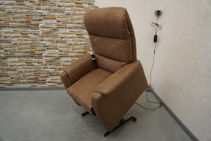 FOTEL ELEKTRYCZNY NA PILOTA POMOC WSTAWANIA ODCIENIE BRĄZU 3w1