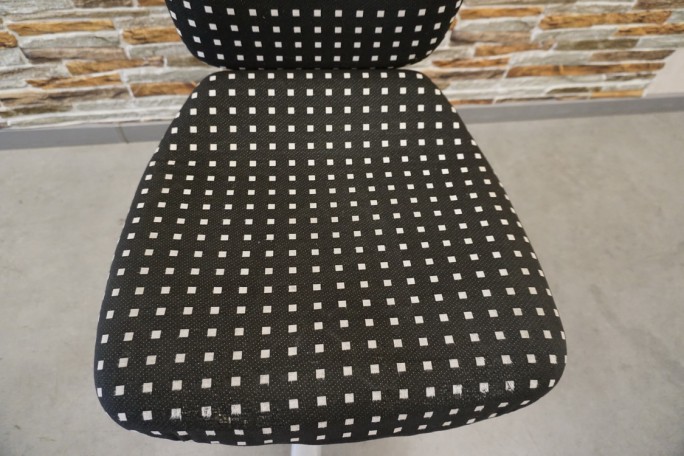 KRZESŁO BIUROWE OBROTOWE 60/60 CM