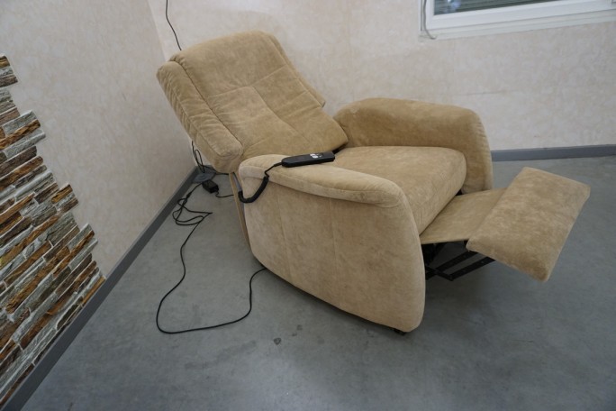 FOTEL ELEKTRYCZNY NA PILOTA FUNKCJA POMOCY...