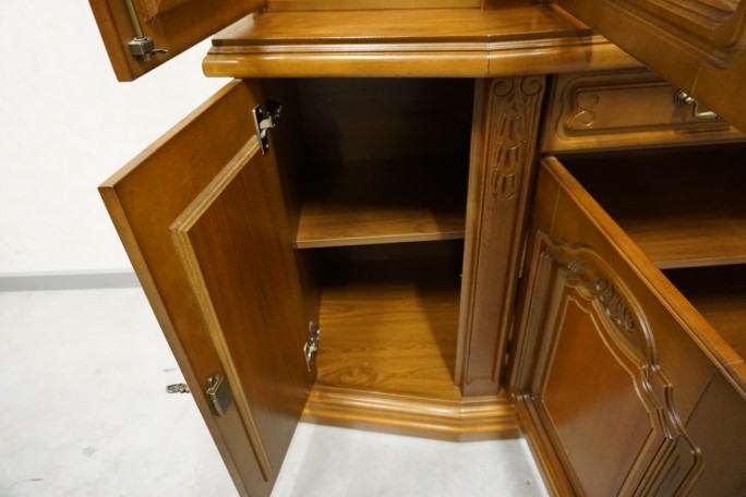 WITRYNA Z KOMODĄ ORZECHOWA PODŚWIETLANA SZER....