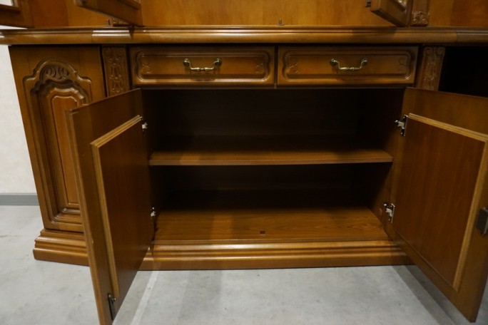 WITRYNA Z KOMODĄ ORZECHOWA PODŚWIETLANA SZER....