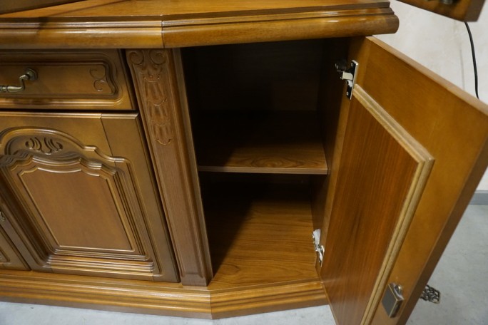 WITRYNA Z KOMODĄ ORZECHOWA PODŚWIETLANA SZER....