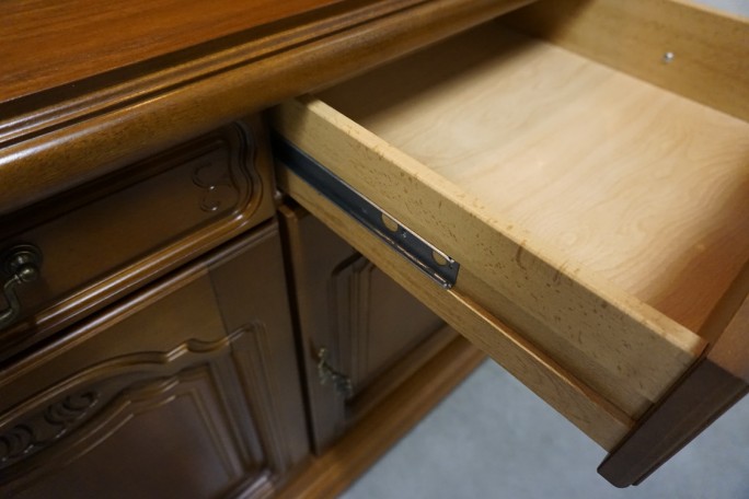 WITRYNA Z KOMODĄ ORZECHOWA PODŚWIETLANA SZER....