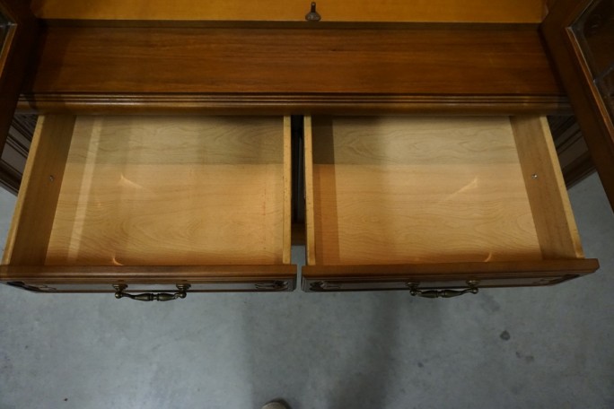 WITRYNA Z KOMODĄ ORZECHOWA PODŚWIETLANA SZER....