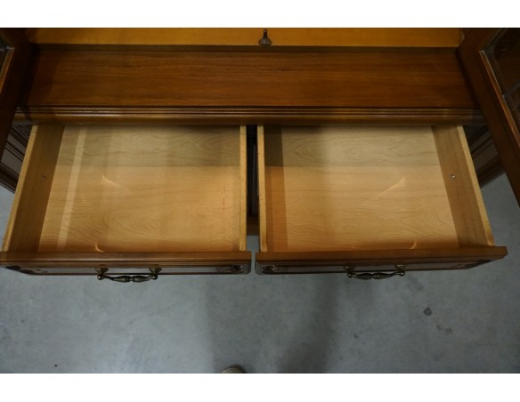 WITRYNA Z KOMODĄ ORZECHOWA PODŚWIETLANA SZER. 175 CM