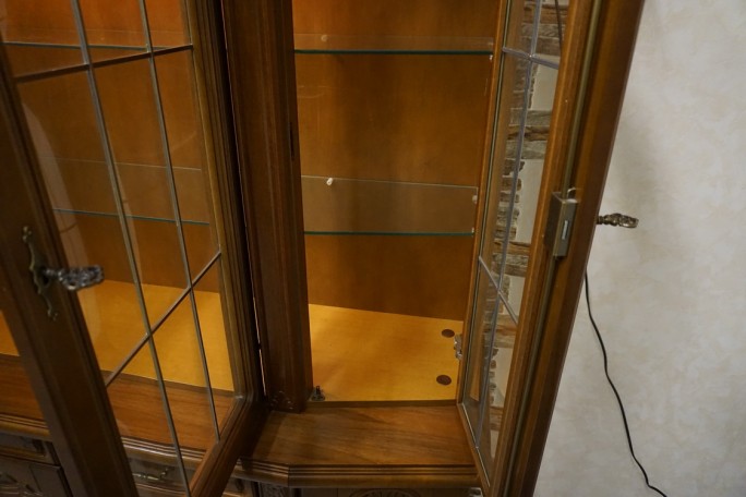 WITRYNA Z KOMODĄ ORZECHOWA PODŚWIETLANA SZER....