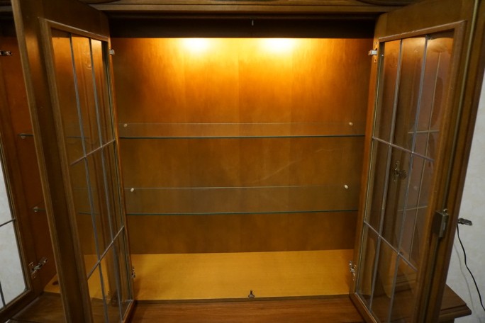 WITRYNA Z KOMODĄ ORZECHOWA PODŚWIETLANA SZER....