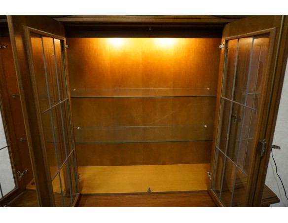 WITRYNA Z KOMODĄ ORZECHOWA PODŚWIETLANA SZER. 175 CM