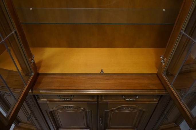 WITRYNA Z KOMODĄ ORZECHOWA PODŚWIETLANA SZER....