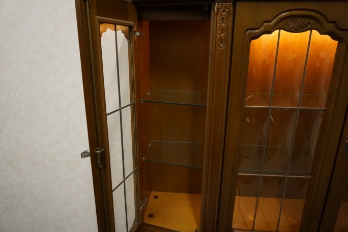 WITRYNA Z KOMODĄ ORZECHOWA PODŚWIETLANA SZER....