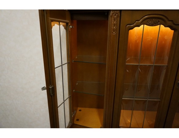 WITRYNA Z KOMODĄ ORZECHOWA PODŚWIETLANA SZER. 175 CM