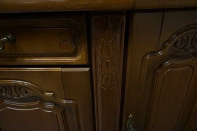 WITRYNA Z KOMODĄ ORZECHOWA PODŚWIETLANA SZER....