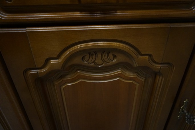 WITRYNA Z KOMODĄ ORZECHOWA PODŚWIETLANA SZER....