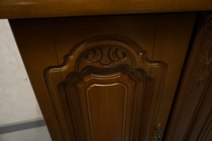 WITRYNA Z KOMODĄ ORZECHOWA PODŚWIETLANA SZER....