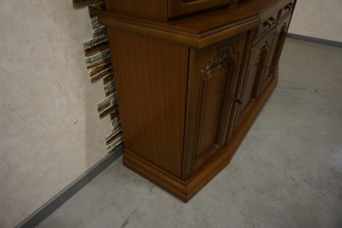 WITRYNA Z KOMODĄ ORZECHOWA PODŚWIETLANA SZER....