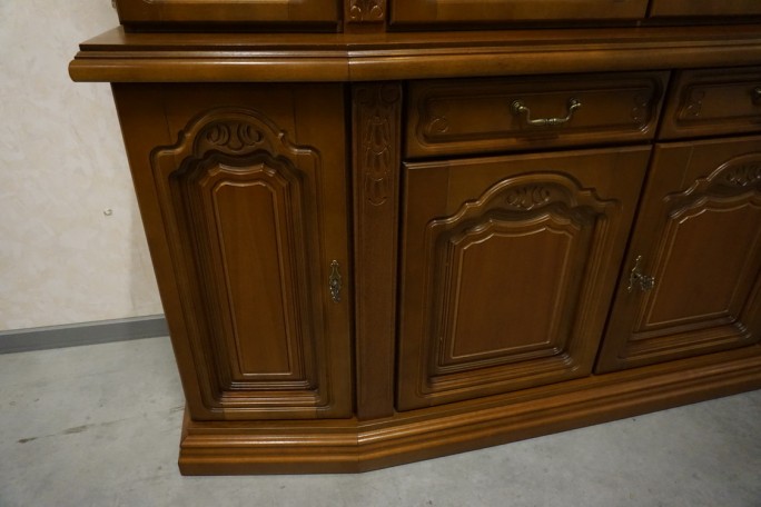 WITRYNA Z KOMODĄ ORZECHOWA PODŚWIETLANA SZER....