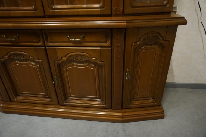 WITRYNA Z KOMODĄ ORZECHOWA PODŚWIETLANA SZER....