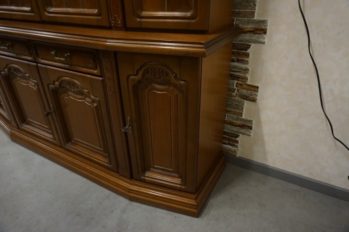 WITRYNA Z KOMODĄ ORZECHOWA PODŚWIETLANA SZER....