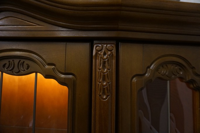 WITRYNA Z KOMODĄ ORZECHOWA PODŚWIETLANA SZER....