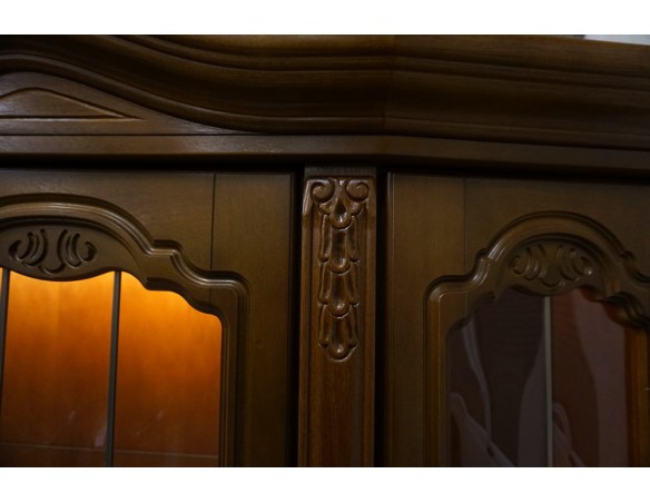 WITRYNA Z KOMODĄ ORZECHOWA PODŚWIETLANA SZER. 175 CM