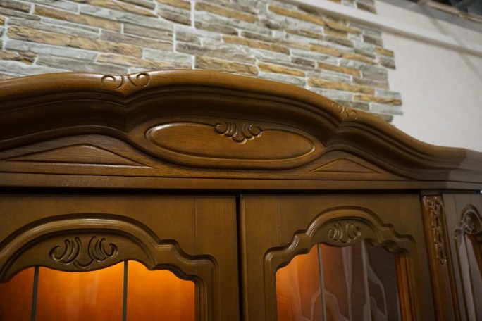 WITRYNA Z KOMODĄ ORZECHOWA PODŚWIETLANA SZER....