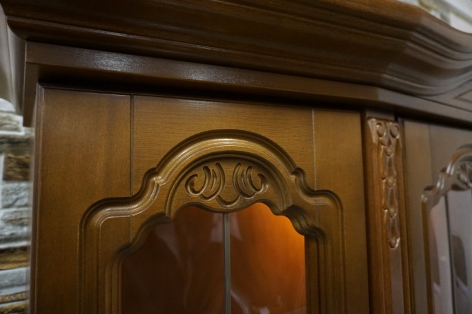 WITRYNA Z KOMODĄ ORZECHOWA PODŚWIETLANA SZER....