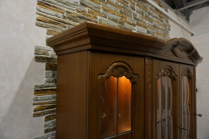 WITRYNA Z KOMODĄ ORZECHOWA PODŚWIETLANA SZER....