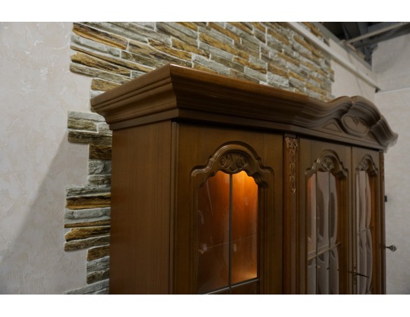 WITRYNA Z KOMODĄ ORZECHOWA PODŚWIETLANA SZER. 175 CM