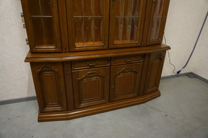 WITRYNA Z KOMODĄ ORZECHOWA PODŚWIETLANA SZER....