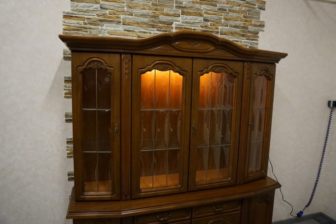 WITRYNA Z KOMODĄ ORZECHOWA PODŚWIETLANA SZER....