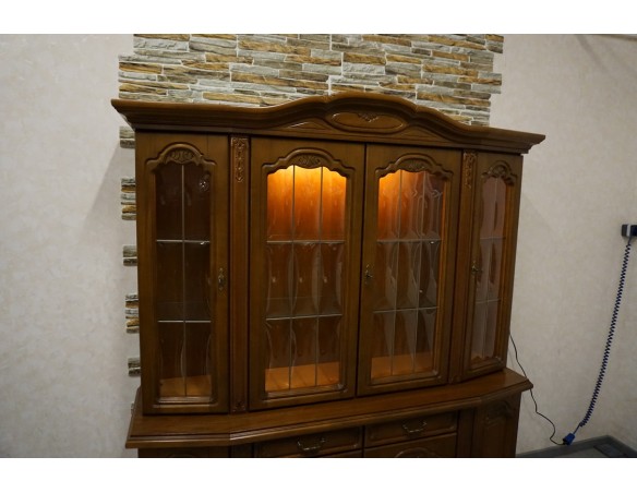 WITRYNA Z KOMODĄ ORZECHOWA PODŚWIETLANA SZER. 175 CM