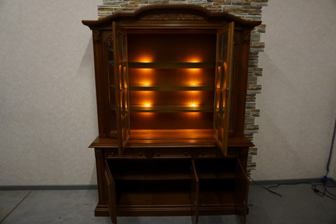 WITRYNA Z KOMODĄ ORZECHOWA PODŚWIETLANA SZER....