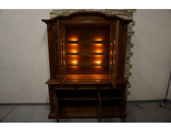 WITRYNA Z KOMODĄ ORZECHOWA PODŚWIETLANA SZER. 169 CM