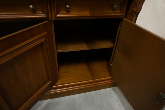 WITRYNA Z KOMODĄ ORZECHOWA PODŚWIETLANA SZER....