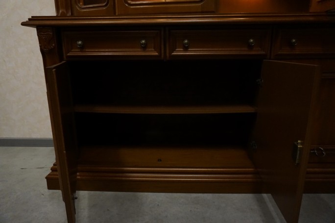 WITRYNA Z KOMODĄ ORZECHOWA PODŚWIETLANA SZER....