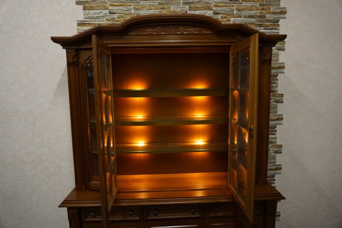 WITRYNA Z KOMODĄ ORZECHOWA PODŚWIETLANA SZER....