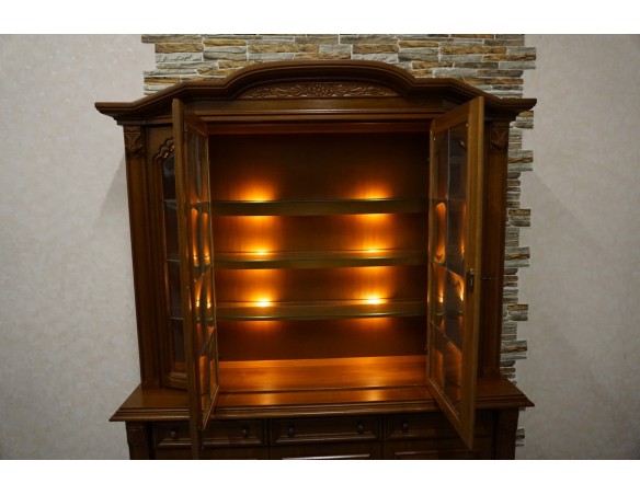 WITRYNA Z KOMODĄ ORZECHOWA PODŚWIETLANA SZER. 169 CM