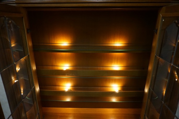 WITRYNA Z KOMODĄ ORZECHOWA PODŚWIETLANA SZER....