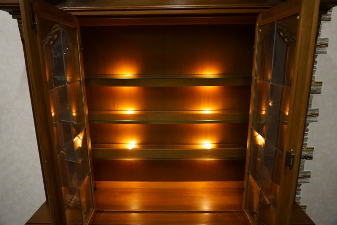 WITRYNA Z KOMODĄ ORZECHOWA PODŚWIETLANA SZER....