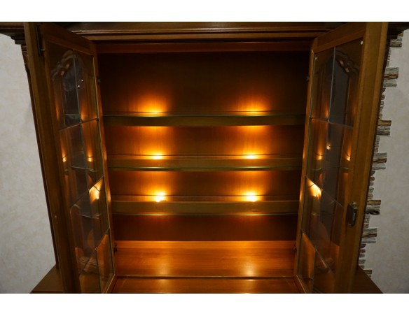 WITRYNA Z KOMODĄ ORZECHOWA PODŚWIETLANA SZER. 169 CM