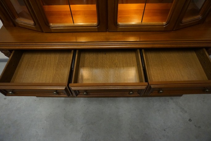 WITRYNA Z KOMODĄ ORZECHOWA PODŚWIETLANA SZER....