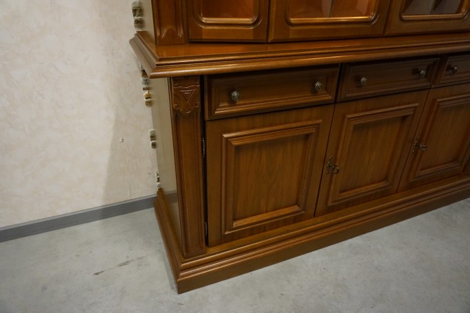 WITRYNA Z KOMODĄ ORZECHOWA PODŚWIETLANA SZER....