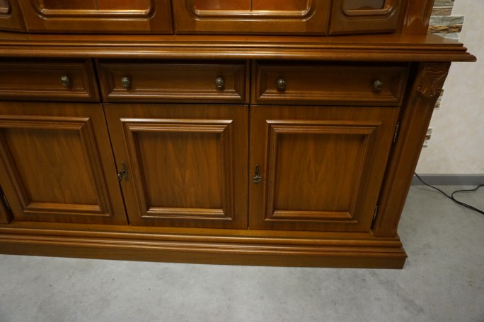 WITRYNA Z KOMODĄ ORZECHOWA PODŚWIETLANA SZER....