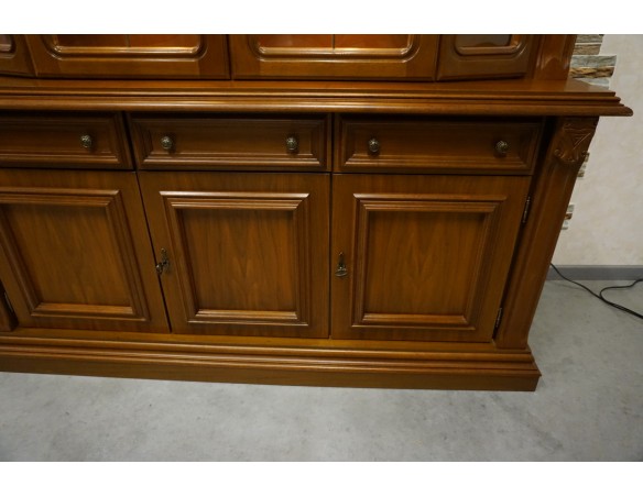 WITRYNA Z KOMODĄ ORZECHOWA PODŚWIETLANA SZER. 169 CM