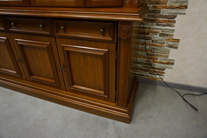 WITRYNA Z KOMODĄ ORZECHOWA PODŚWIETLANA SZER....