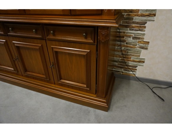 WITRYNA Z KOMODĄ ORZECHOWA PODŚWIETLANA SZER. 169 CM