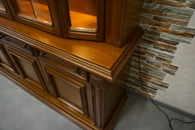 WITRYNA Z KOMODĄ ORZECHOWA PODŚWIETLANA SZER....