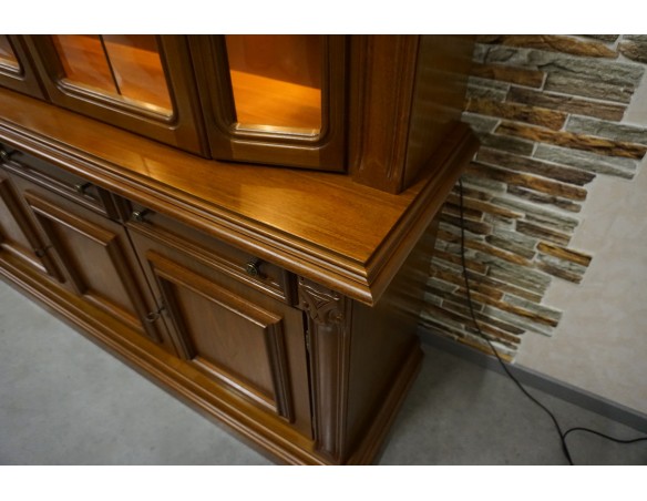 WITRYNA Z KOMODĄ ORZECHOWA PODŚWIETLANA SZER. 169 CM