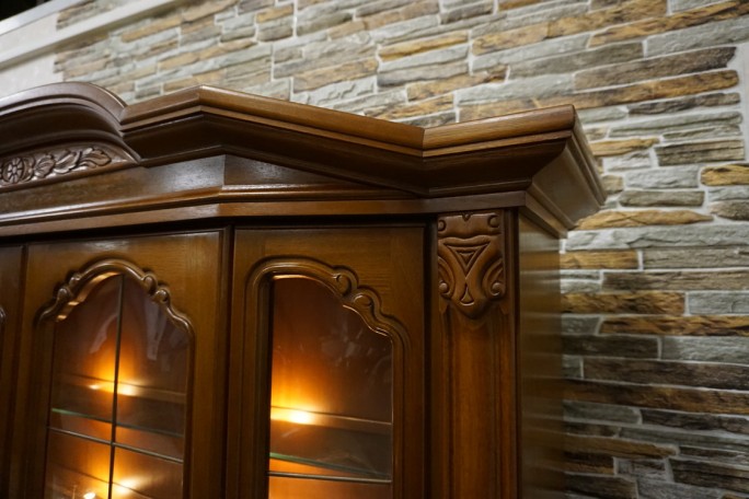 WITRYNA Z KOMODĄ ORZECHOWA PODŚWIETLANA SZER....