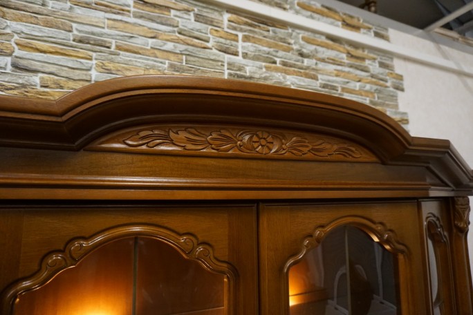 WITRYNA Z KOMODĄ ORZECHOWA PODŚWIETLANA SZER....